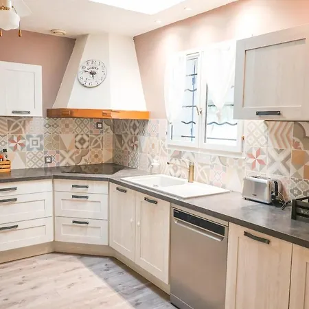 Charmante Familiale, Avec Piscine Privee, Ideale Pour Journee A La Et Proche Des Grands Buffets